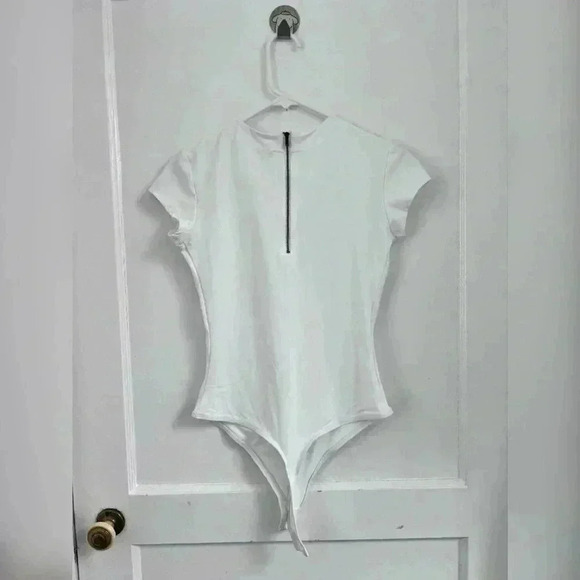 ALIX NYC white cap sleeve thong bodysuit NEW Size M - Picture 2 of 2